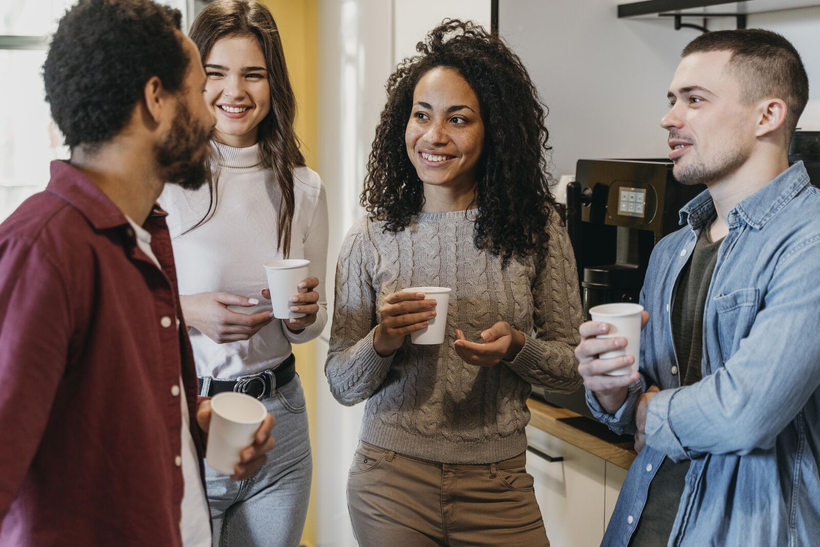 Des indépendants échangent autour d'un café
